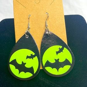 🎊NWOT Glow in the dark bat double sided earrings on hooks🎊